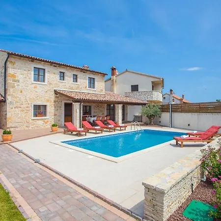 Holiday home Gina